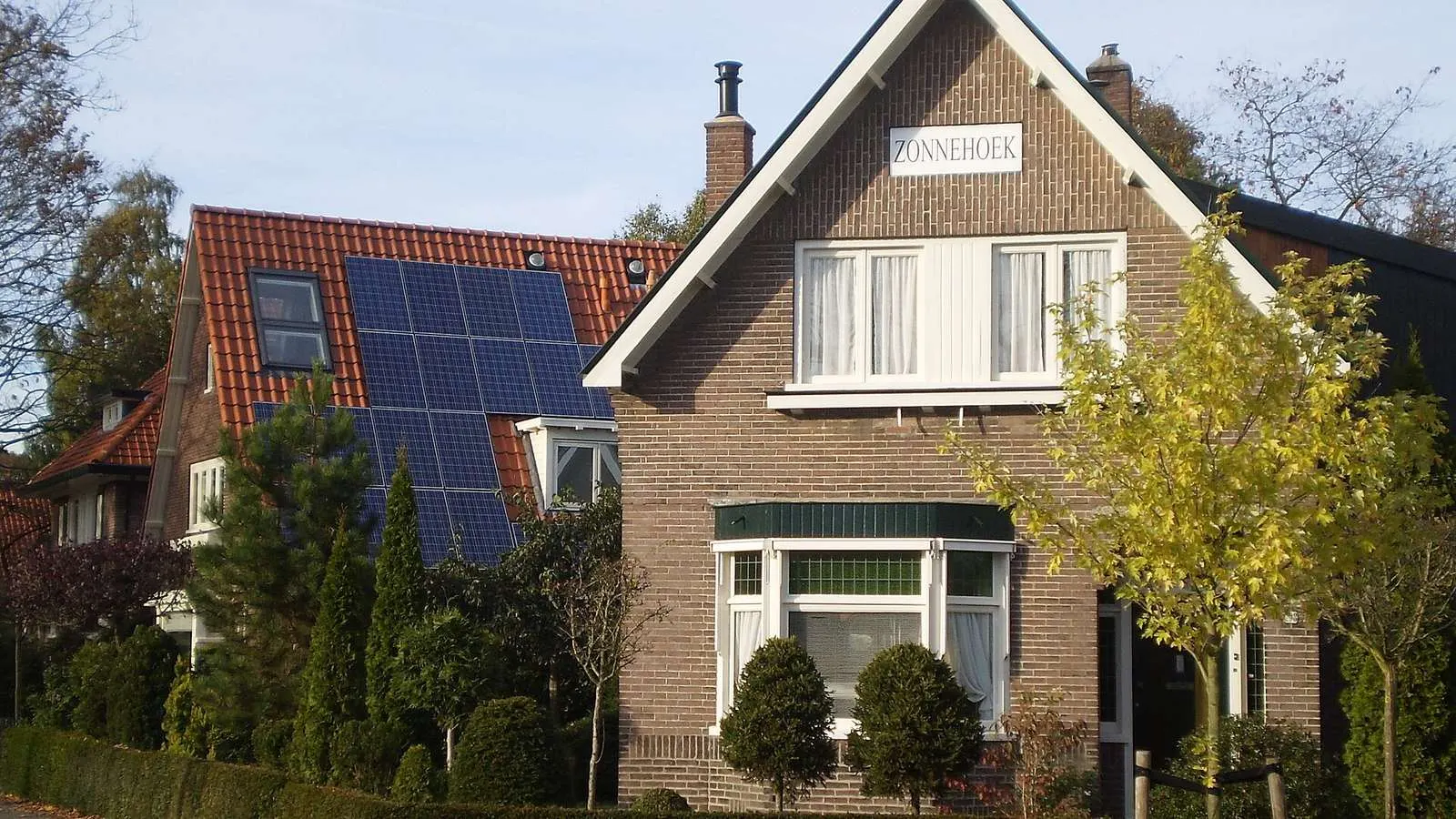 Nederlandse woningen in Apeldoorn met zonnepanelen op het pannendak