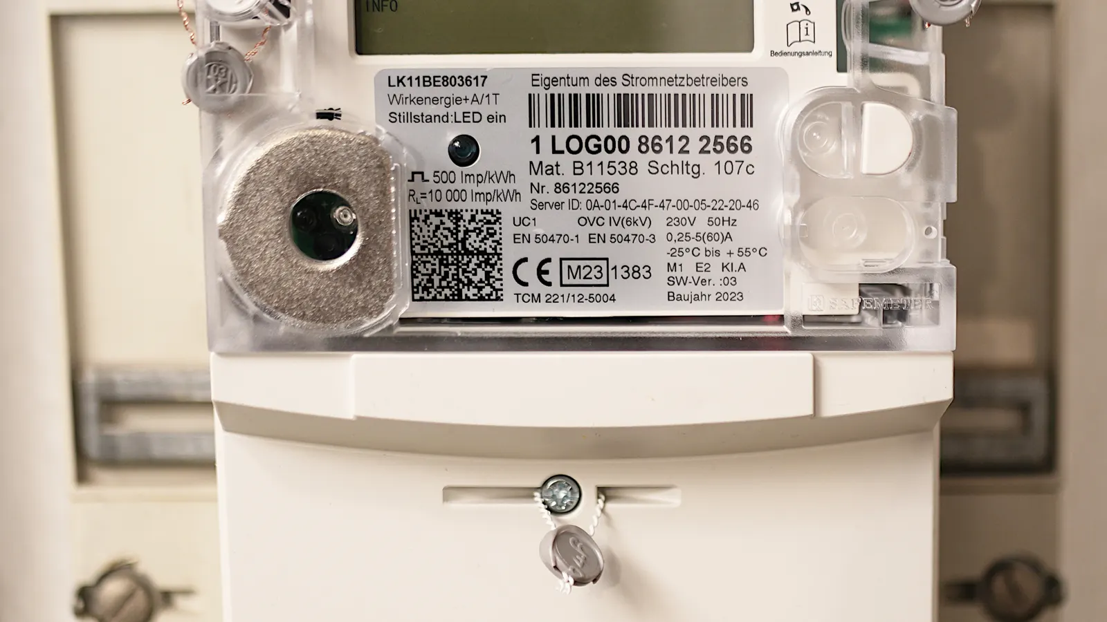 Digitale slimme elektriciteitsmeter in een meterkast
