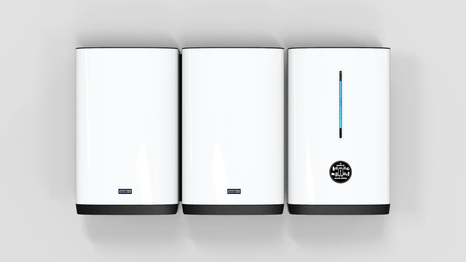Thuisbatterijsysteem met omvormer en batterijmodules aan de muur